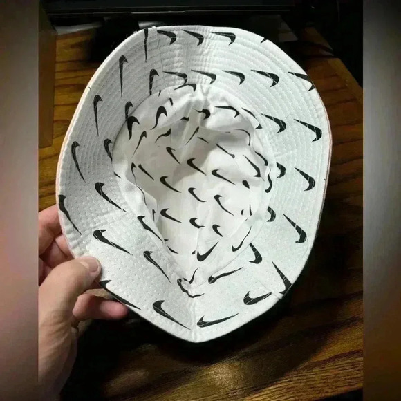🔥NIKE BUCKET HAT - Picture 2 of 2
